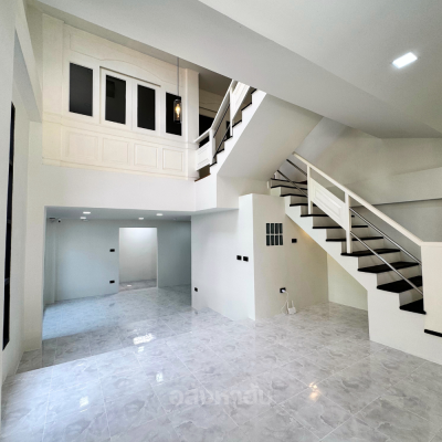 Townhome 3 ชั้น รีโนเวทสวยเสมือนใหม่ 24 ตร.ว. ใกล้แม็คโครพิษณุโลก