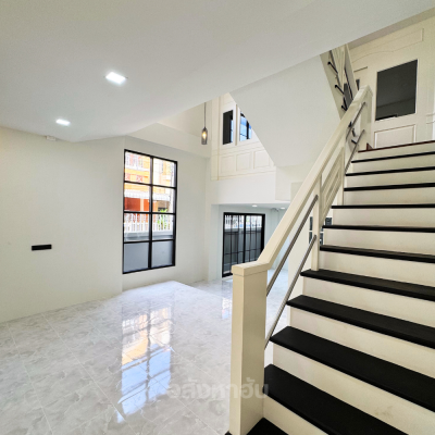 Townhome 3 ชั้น รีโนเวทสวยเสมือนใหม่ 24 ตร.ว. ใกล้แม็คโครพิษณุโลก