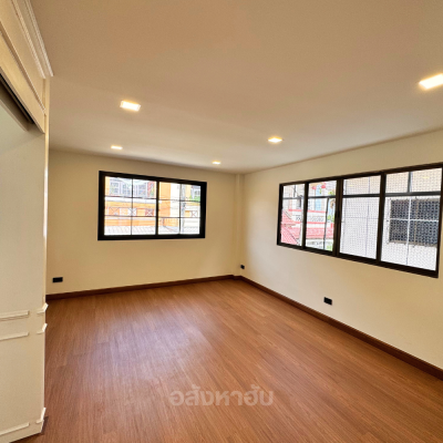 Townhome 3 ชั้น รีโนเวทสวยเสมือนใหม่ 24 ตร.ว. ใกล้แม็คโครพิษณุโลก