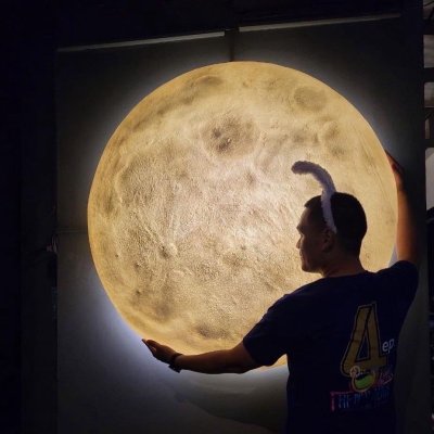 โคมไฟดวงจันทร์นูนต่ำ ขนาดเส้นผ่านศูนย์กลาง 150 เซนติเมตร โคมไฟดวงจันทร์นูนต่ำ ขนาดเส้นผ่านศูนย์กลาง 150 เซนติเมตร