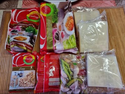 แดงแหนมเนือง ประกอบด้วย แหนมเนือง 5 ไม้ พร้อมเครื่องน้ำจิ้ม