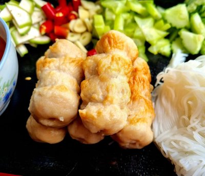 แดงแหนมเนือง ประกอบด้วย แหนมเนือง 5 ไม้ พร้อมเครื่องน้ำจิ้ม