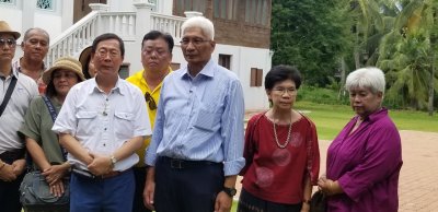 ฯพณฯ ท่านสุวพันธุ์ ตันยุวรรธนะ พาครอบครัว,ญาติพี่น้อง ลูกหลาน เดินทางเข้าเยี่ยมชม ศตวรรษสยาม 