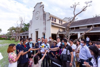 นายพิพัฒน์ รัชกิจประการ รมว.กระทรวงการท่องเที่ยวและกีฬา นำกลุ่ม Expat เยี่ยมชม ศตวรรษสยาม เมื่อ 27 พฤศจิกายน 2563