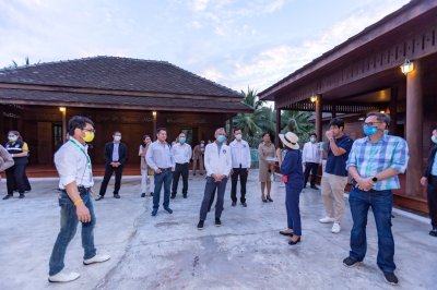 นายพิพัฒน์ รัชกิจประการ รมว.กระทรวงการท่องเที่ยวและกีฬา นำกลุ่ม Expat เยี่ยมชม ศตวรรษสยาม เมื่อ 27 พฤศจิกายน 2563