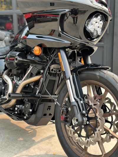 Runstock CNC Aluminum Skid Plate for Harley Softail M8 – Engine Protection Guard