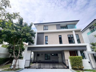 The City Ekkamai-Lat Phrao