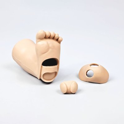 P077 หุ่นฝึกการฉีดยาและเจาะส้นเท้าทารก(แบบมีเลือด) / Infant Heel Simulator