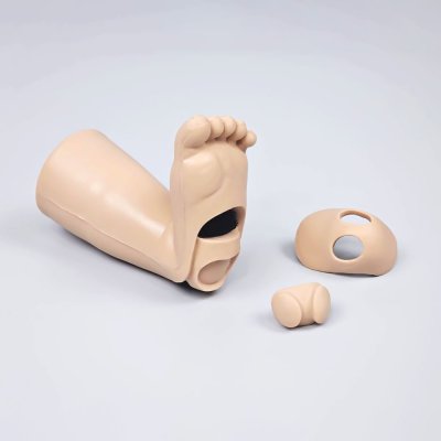 P077 หุ่นฝึกการฉีดยาและเจาะส้นเท้าทารก(แบบมีเลือด) / Infant Heel Simulator