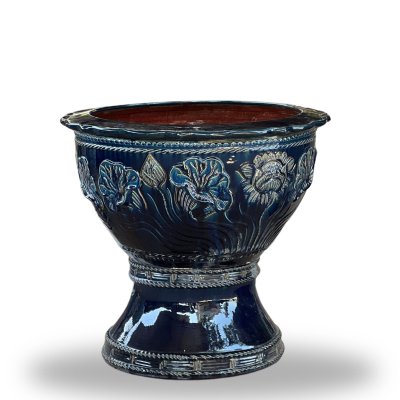 Short with a built-in stand