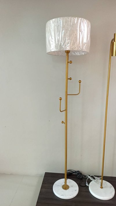 ไฟตั้งพื้น L9011-B สามารถแขวนหมวก สร้อย กระเป๋าได้