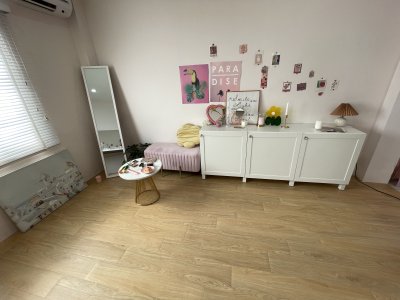 กระเบื้องยางลายไม้ LVT แบบมีกาวในตัว สี Butter Oak
