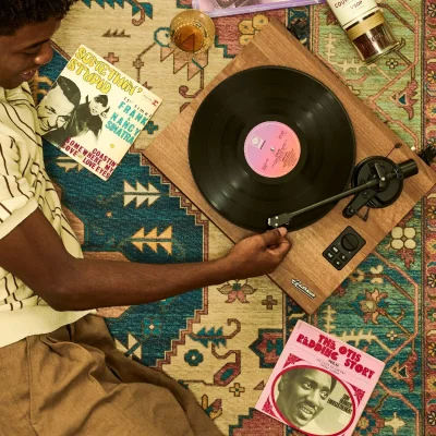 HENRY Hi-Fi Turntable with Bookshelf Speakers HENRY Hi-Fi Turntable with Bookshelf Speakers