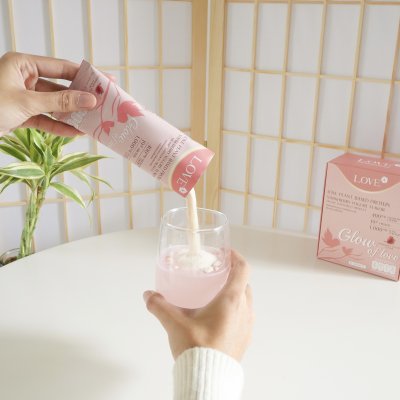 โปรตีนสูตรบำรุง ผิว ผม เล็บ "Glow of Love" รสโยเกิร์ตสตรอว์เบอร์รี่ (Yogurt Strawberry)