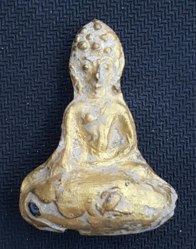 พระดอยไซเนื้อชินทอง บนเหล็กไหล