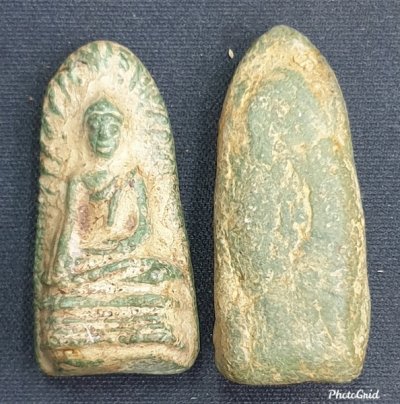 พระรอดกลางมีกริ่ง เนื้อดิน