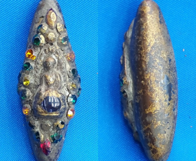 พระรอดเหล็กไหล เม็ดพระธาตุ