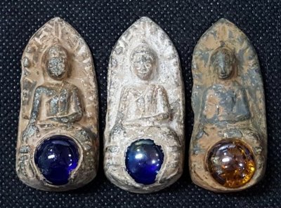 พระลือหน้ามงคลเนื้อชิน ติดเม็ดพระธาตุ