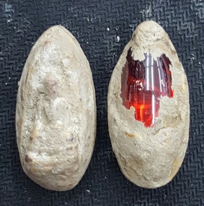 พระรอดบนเม็ดพระธาตุ กรุดอยไซ