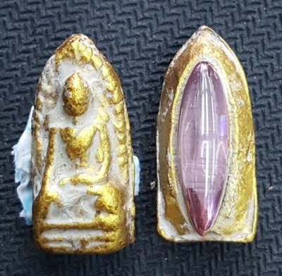 พระรอดเนื้อชิน หลังเม็ดพระธาตุ กรุดอยไซ