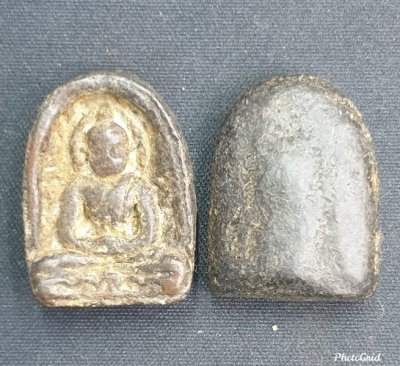 พระซุ้มกอมีกริ่ง เนื้อดิน