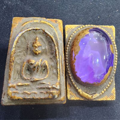พระซุ้มกอเนื้อชิน หลังเม็ดพระธาตุ กรุดอยไซ