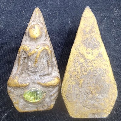 พระนางพญาสองหน้าเนื้อชิน เม็ดพระธาตุ กรุดอยไซ