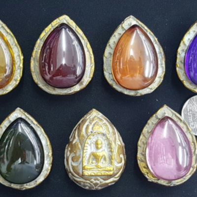 พระซุ้มเนื้อชิน บนเม็ดพระธาตุ