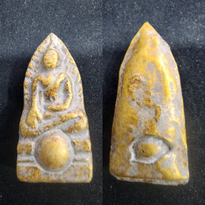 พระรอดเนื้อชิน บนเม็ดพระธาตุ