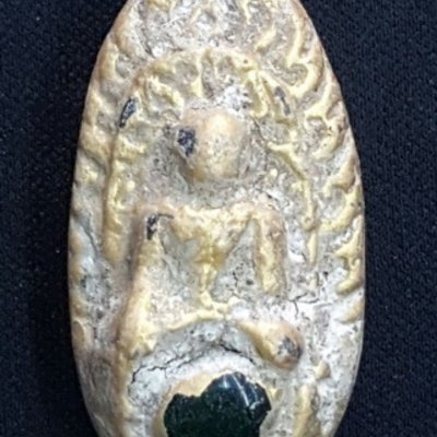 พระรอดบนเหล็กไหล
