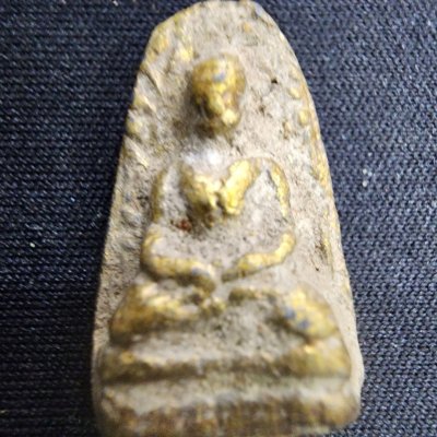 พระรอดปางสมาธิเนื้อชิน (นะบังภัย)