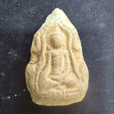 พระลือซุ้มนาค เนื้อดิน กรุดอยไซ ลำพูน