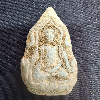 พระลือซุ้มนาค เนื้อดิน กรุดอยไซ ลำพูน