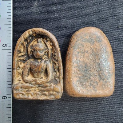 พระซุ้มกอเนื้อดิน (สีน้ำตาล) กรุดอยไซ