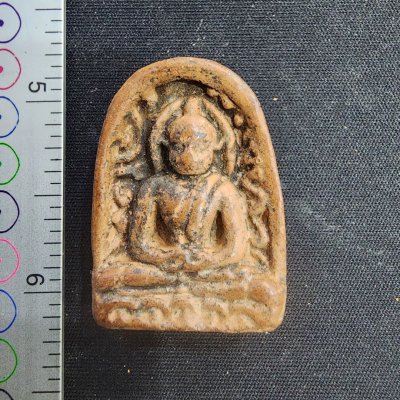 พระซุ้มกอเนื้อดิน (สีน้ำตาล) กรุดอยไซ