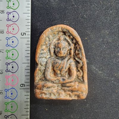 พระซุ้มกอเนื้อดิน (สีน้ำตาล) กรุดอยไซ