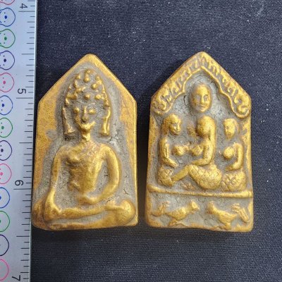 พระขุนแผนล้อมนางขี่ไก่ หลังพระดอยไซ เนื้อดิน