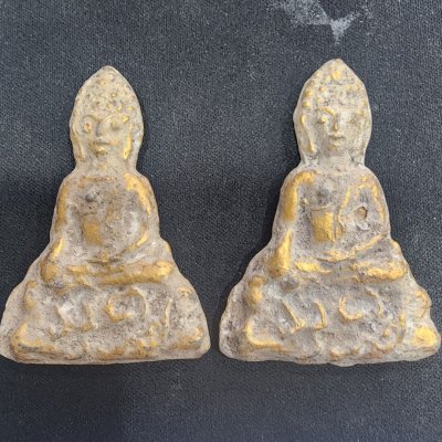 พระดอยไซสองหน้า เนื้อชิน มีอักขระ(สินธพ) กรุดอยไซ