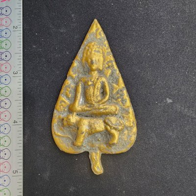 พระดอยไซขี่เสือ บนใบโพธิ์ เนื้อชิน กรุดอยไซ