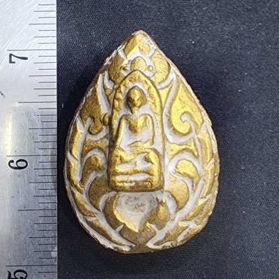 พระรอดเนื้อชินทอง บนเม็ดพระธาตุ กรุดอยไซ