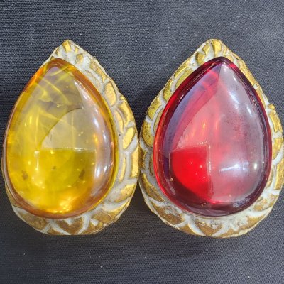 พระรอดเนื้อชินทอง บนเม็ดพระธาตุ กรุดอยไซ