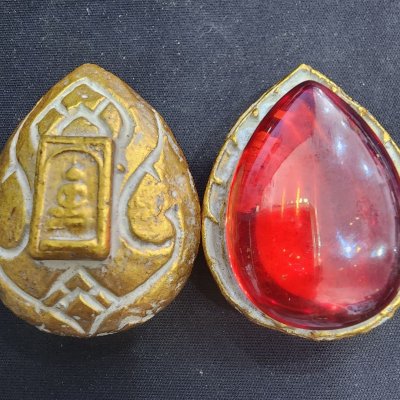 พระสมเด็จเนื้อชินทอง บนเม็ดพระธาตุ กรุดอยไซ