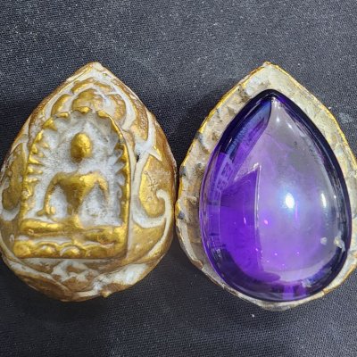 พระซุ้มเนื้อชิน บนเม็ดพระธาตุ กรุดอยไซ
