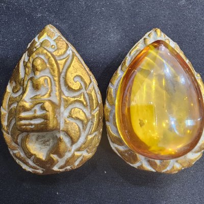 พระรอดเนื้อชินทอง บนเม็ดพระธาตุ กรุดอยไซ