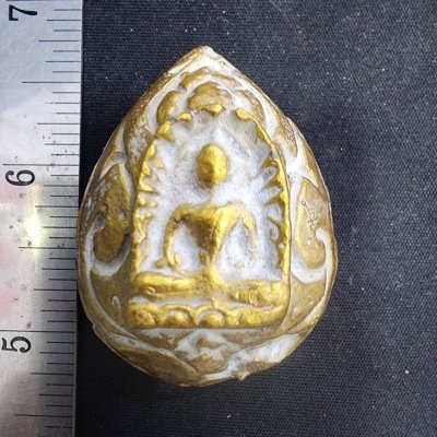 พระซุ้มเนื้อชิน บนเม็ดพระธาตุ กรุดอยไซ