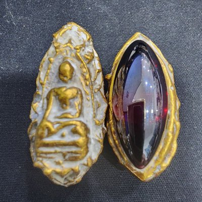 พระรอดหลังเม็ดพระธาตุ กรุดอยไซ