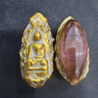 พระรอดหลังเม็ดพระธาตุ กรุดอยไซ