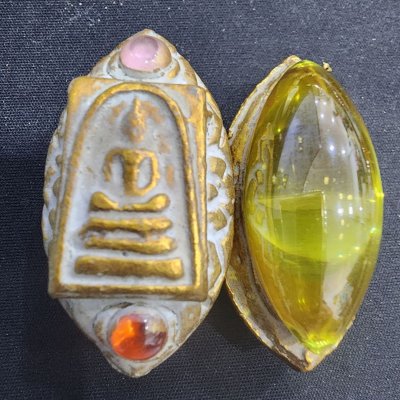 พระสมเด็จเนื้อชินทอง บนเม็ดพระธาตุ กรุดอยไซ
