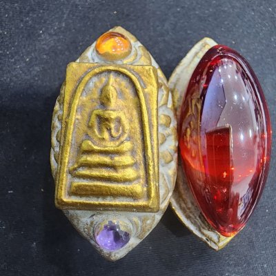พระสมเด็จเนื้อชินทอง บนเม็ดพระธาตุ กรุดอยไซ