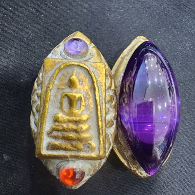 พระสมเด็จเนื้อชินทอง บนเม็ดพระธาตุ กรุดอยไซ